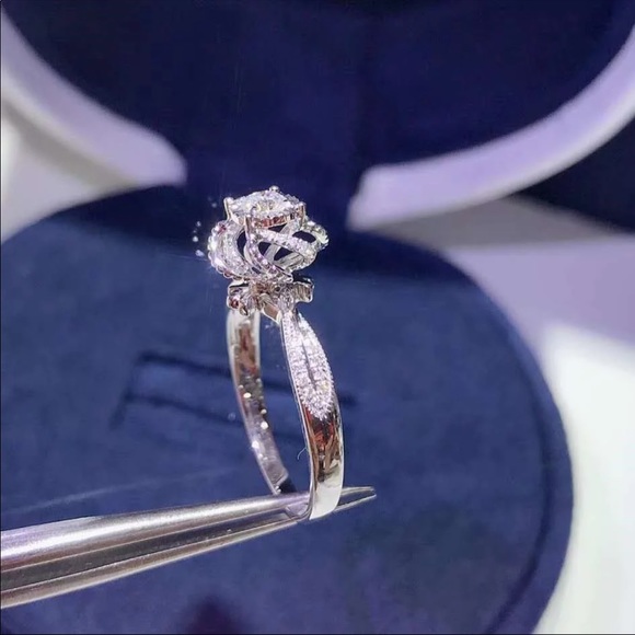 Gorgeous Sterling Silver Flower Ring - Picture 5 of 6